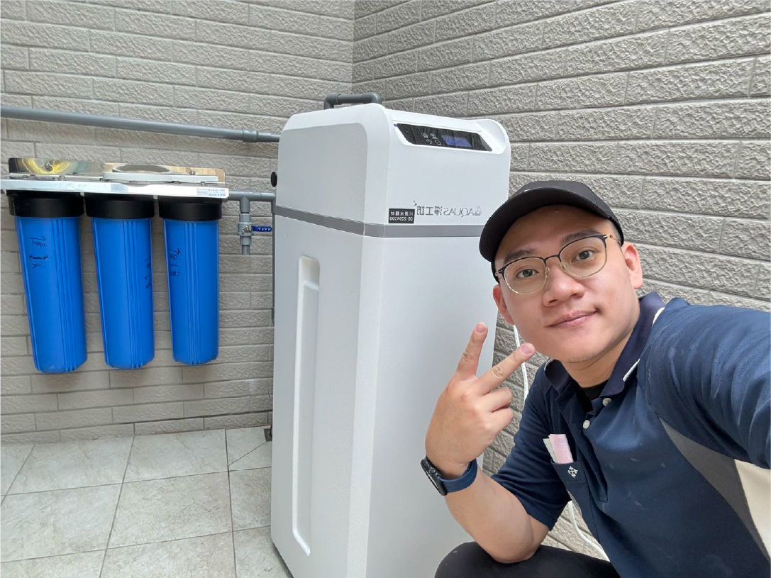 技術人員正在安裝全屋水過濾系統。 AUQUA 品牌。