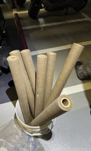 桶裡有幾個棕色濾芯