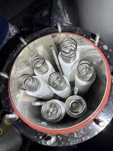 不銹鋼過濾器外殼，配有圓柱形濾芯和固定彈簧。