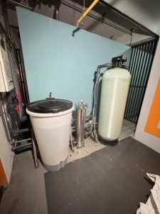 帶有大水箱、過濾器和儲存容器的水過濾系統。